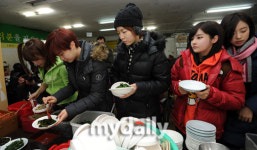 [MD포토]티아라, 어르신을 위해 배식 담당