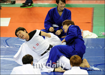 [MD포토] 신화 앤디, 이민우 너무해~