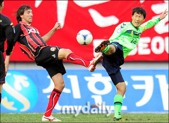 [MD포토] 데얀-김상식, '소림축구?'