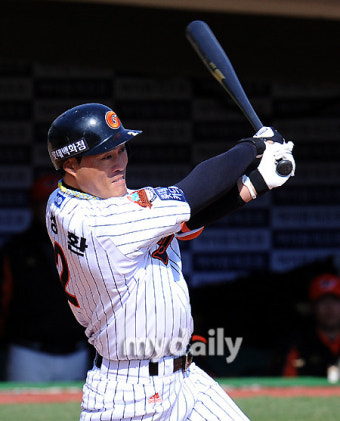 [MD포토] 조성환 '류현진 상대로 홈런, 그리고 또 안타'