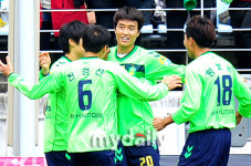 이동국 맹활약 전북, 수원에 3-0 완승