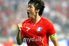 박지성, QPR 데뷔전서 주장 출전…팀은 5-0 대승