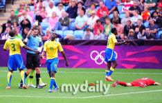 [MD포토] 경고를 받고 있는 가봉의 은동