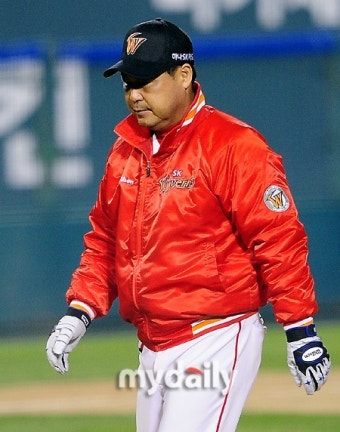 [MD포토] 고개숙인 이만수 감독 '힘을 내세요'
