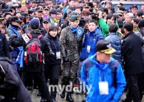 [MD포토] 비 군복입어도 연예인 맞네, 멀리서도 한눈에 들어오는 외모