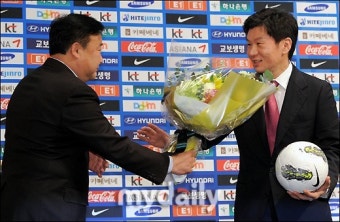 [MD포토] 꽃다발 받는 정몽규 신임 대한축구협회장