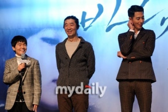 [MD포토] 노희경 작가의 칭찬에 쑥쓰러운 조인성
