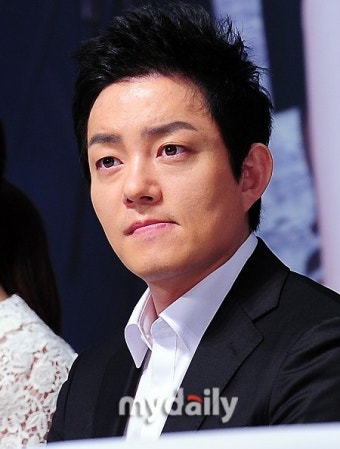 [MD포토] 이범수 '취재진들 반응 살피며'