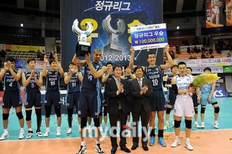 [MD포토] 기뻐하는 삼성화재 '최단기간 정규리그 우승'