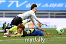 [MD포토] 굴러가는 볼에 쏠린 시선