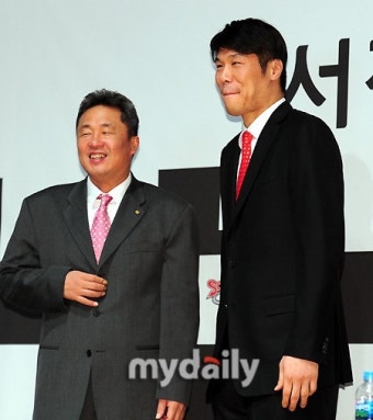 [MD포토] 서장훈 '감독님 앞에서는 언제나 공손하게'