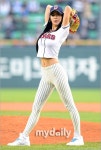 [MD포토] 클라라 초밀착 명품 몸매 시구