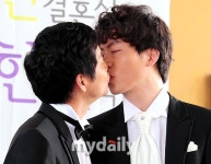 [MD화보] 결혼 김조광수, 동성연인과 당당하게 공개 키스