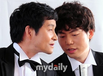 [MD화보] '결혼' 김조광수, 동성연인과 당당하게 공개 키스