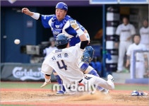 [MD포토] 지석훈 박석민 어물쩡 수비에 홈스틸