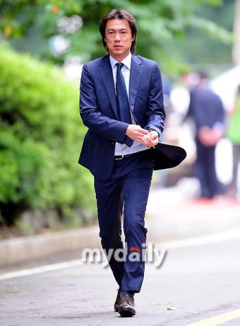 [MD포토] 홍명보 감독 '브라질로 향한 자신감 넘치는 발걸음'