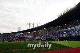 프로야구, 345경기만에 400만 관중 돌파