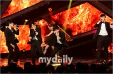 [MD포토] 엠아이비 열정의 무대