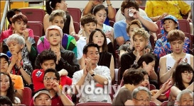 [MD포토] 관중석에서 응원펼치는 EXO