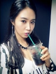 소녀시대 유리, 커피 들고 셀카 차도녀로 변신