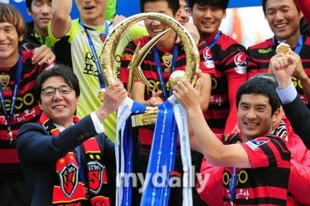 [MD포토] 황선홍 '언제나 즐거운 우승트로피'