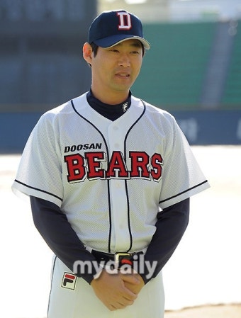 [MD포토] 강동우 코치 '아직은 어색해'