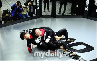 [MD포토] 윤형빈, '옥타곤에서 펼쳐지는 실전같은 스파링'