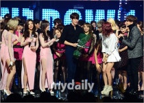 [MD포토] 김우빈 엠카 MC, 이젠 안녕