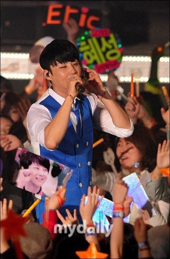 [MD포토] 신화 신혜성, '팬들 사이에 파묻혀~'