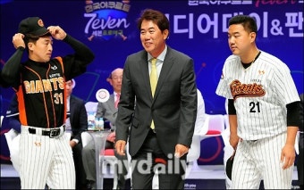[MD포토] 손아섭-송승준, '김시진 감독님 인사 아직 안끝났네~'