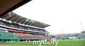 [MD포토] 매진 기록한 SK 개막전