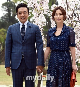 [MD포토] 김승우-김남주 부부 '두손 꼭잡은 잉꼬부부'