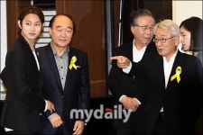 [MD포토] 이순재, '우리 저기로 가야하나?'