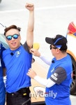 [MD포토] 장난끼 발동 정형돈, 박병수 겨털 뽑기?