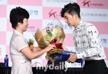 [MD화보] 2PM 우영, 예의바르게 90도 인사 꾸벅