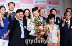 [MD화보] 2PM 우영, 예의바르게 90도 인사 꾸벅