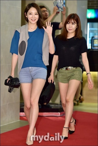 [MD포토] 다비치 강민경-이해리, '핫팬츠 각선미 돋보이네'