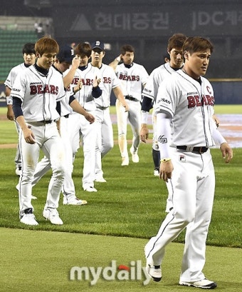 [MD포토] 강우콜드 승 두산 '4위싸움 포기 안했어'