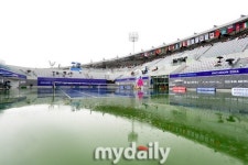 [MD포토] 비 내리는 인천 열우물테니스장