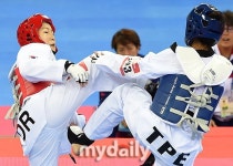 [MD포토] 윤정연 안면을 향해 날아가는 발차기
