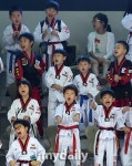[MD포토] 대한민국 외치며 윤정연 응원하는 태권도 꿈나무