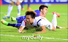 [MD포토] 넘어지는 이용재