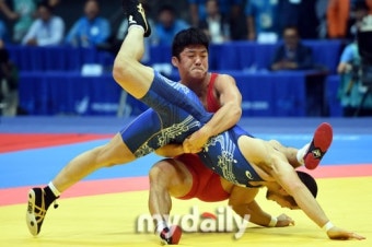 [MD포토] 기술 시도하는 김현우