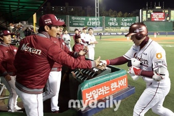 [MD포토] 서건창 '200안타 달성 후 염경엽 감독과 제일먼저'