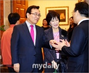 [MD포토] 김기병 회장·신정희 사장 부부 연주회 참석자들 일일이 맞아