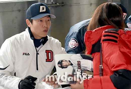 두산 구단, 배우 정수빈이 롯데전 시구자로 등장!