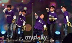 [MD포토] 시구 시범 보이는 용인 제일 초등학교 어린이들