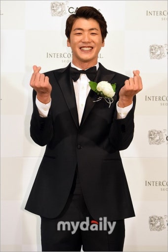 [MD포토] 김광현 '신부를 향한 더블하트'