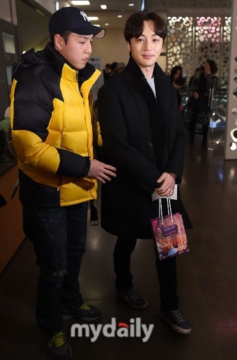 [MD포토] 변요한 '매니저의 철통 보안속에'