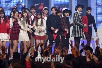 [MD포토] 로이킴 '팬들의 과한 행동에 놀란 토끼눈'